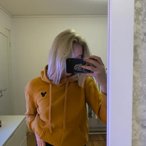 Hm hoodie  - Senapsgul/ orange hoodie från h&m. 80 kr storlek xs🥰