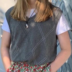 grå väst med rutigt mönster - jättefin grå väst i rutigt mönster!! skriv gärna vid frågor eller intresse, frakt tillkommer<3