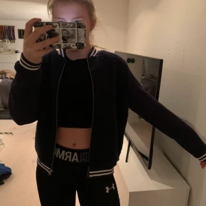 jacka - Snygg marinblå jacka, tyvärr har den spruckit i lite men inget som syns . 200kr med frakt, den passar en 34. Be om att få fler bilder då de va ganska mörka 🌸💕