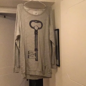 Lång hoodie - Från Vailent, Carlings