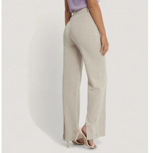 Kostymbyxor  - Säljer dessa byxor då de är för små för mig, använt 3 gånger ser så gott som nya ut. Storlek 34 inköpspris 499kr mitt pris 150kr