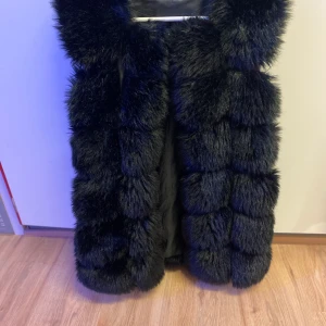 Pälsväst - Säljer denna jättefina fusk pälsvästen då jag ångrar mitt köp, men kan inte lämna tillbaka. Den är köpt av en annan säljer och använd några få gånger, så i väldigt bra skick. Frakt är inkluderat i priset.