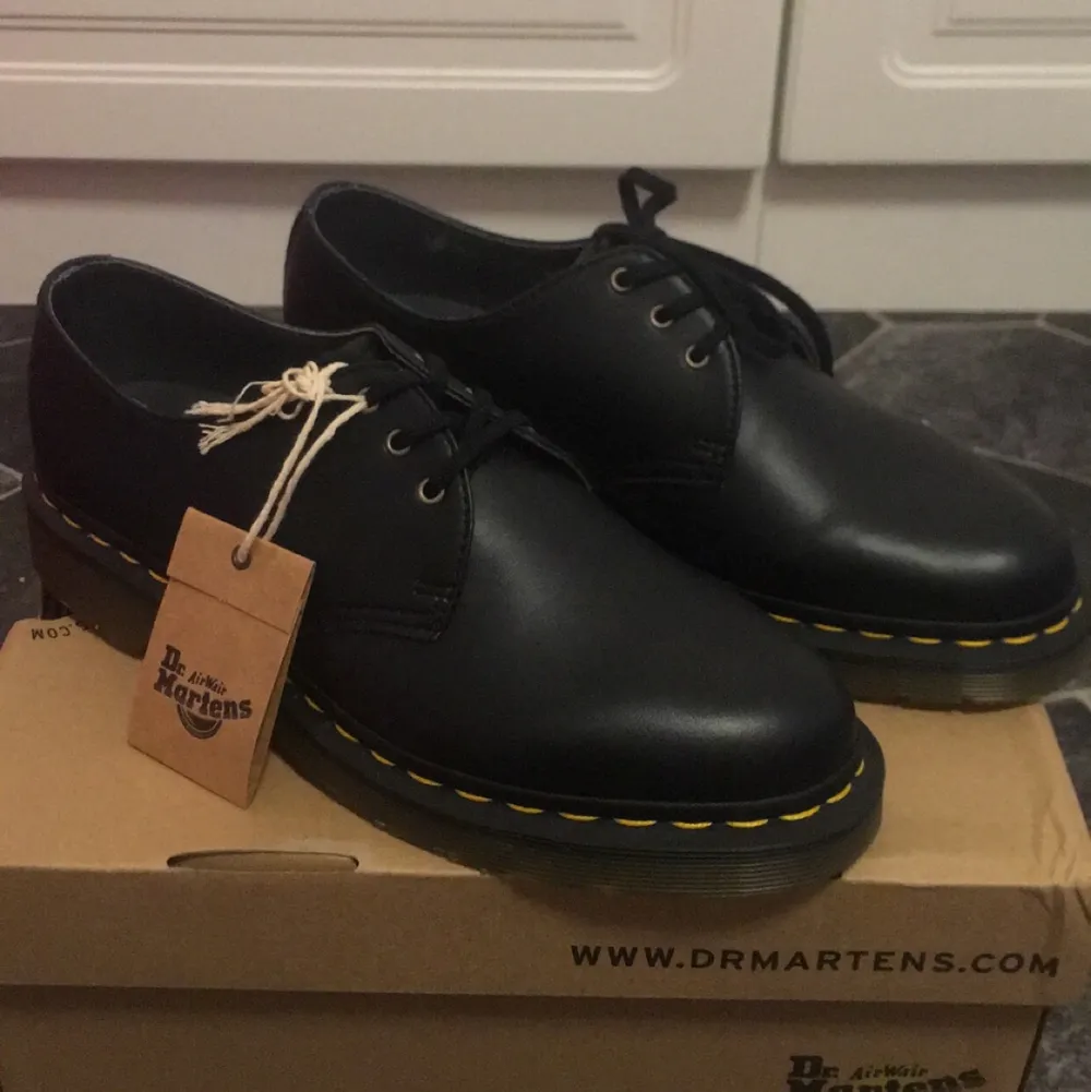 Sjukt snygga Dr. Martens skor i veganskt läder i strl 39, säljer dom för att dom tyvärr inte passar, helt oanvända ✨ buda ifrån 700kr. Skor.
