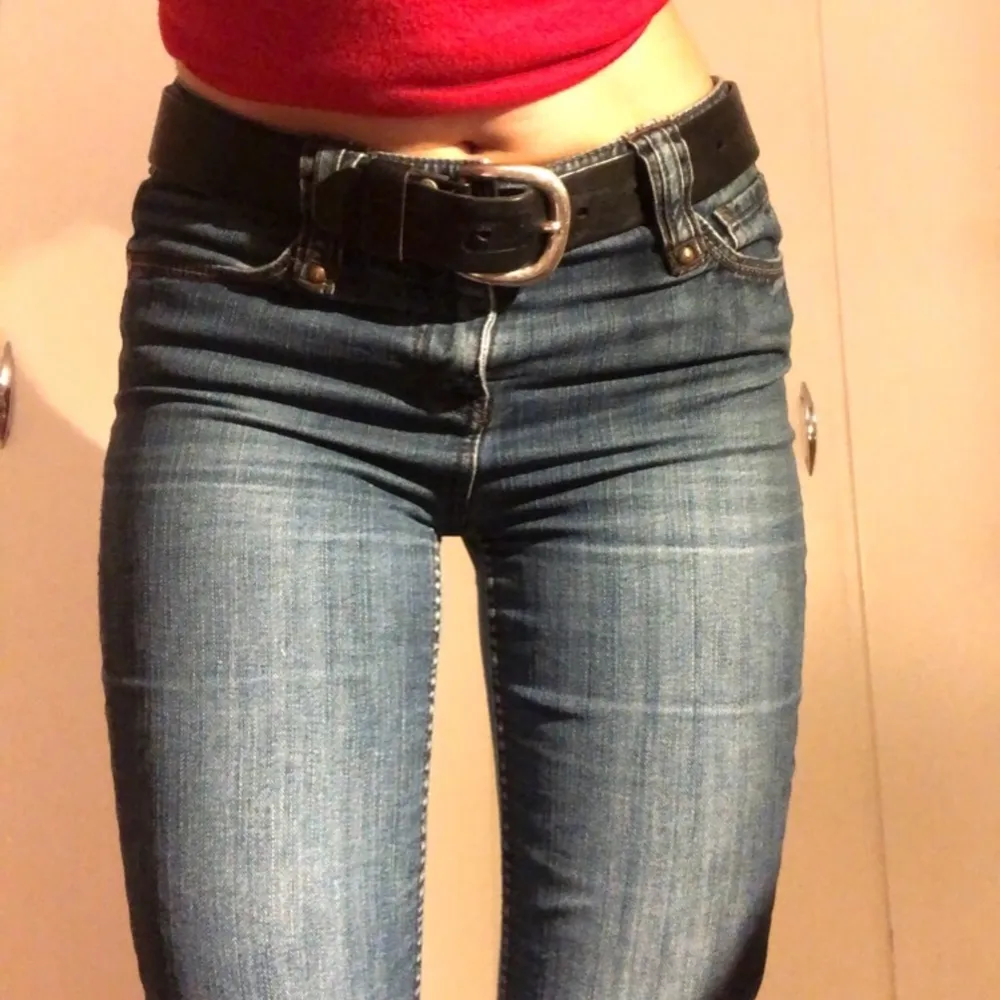 Så snygga denim jeans från Esprit! Raka nedtill. Passar perfekt på mig som är 164 men de är uppsydda så om man sprättar upp blir de ca 2-3 cm längre så isf passar nogon som är 166-167💕💕 I mycket bra skick! (Obs skärpet ingår ej)🥰 de är , runt 80 cm i midjan . Jeans & Byxor.