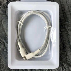 iPhone laddare - Säljer den för att jag råkade köpa två stycken och kan ej lämna tillbaks då paketet är brutet💓💓