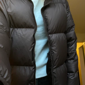 Brun dunjacka - Extremt fin och trendig jacka! Älskar den och speciellt färgen, men är tyvärr för liten för mig. Slutsåld på hm’s hemsida, oanvänd och därför jättebra skick! Budet ligger på 540kr (exklusive frakt)