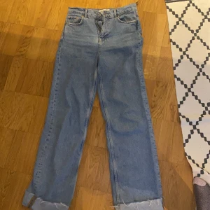 Zara - Högmidjade/ långa och pösiga byxor ifrån zara. Använda 1 gång! 