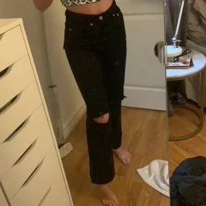 Snygga jeans - här är ett par av  favorit jeans från weekday!! Har tyvärr blivit förlång ( 170 ) Men passade PERFEKT när jag var 165!! Jätte bra skick 10/10