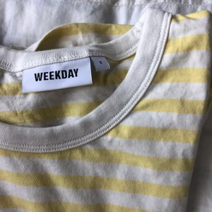 Weekday t-shirt - Säljer den här oanvända t-shirten från Weekday💕 