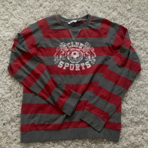 Randig tröja - Cool randig tröja me tryck, köpt second hand frpn barnavdelningen men passar xs/s