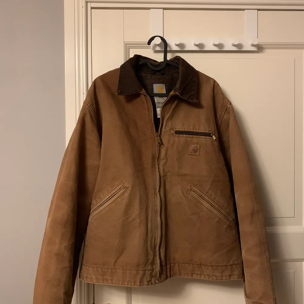 Vintage jacka med skön boxy fit                             Färgen är urtvättad isch brun. Jackor.