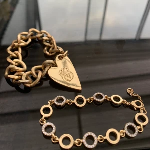 Armband - Två superfina guldiga armband, ena från Victoria’s Secret och det andra från Glitter🌟🤩🙋🏻‍♀️🙋🏻‍♀️