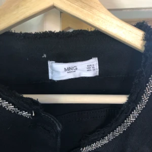  - Svart jeansjacka med pärldetaljer i silver! Från mango! Megasnygg! Använd typ en gång! (Nypris 399) möts i Stockholm alt. postar men köparen står för frakten! 