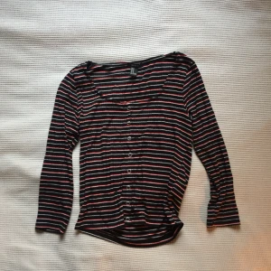  - randig topp i ribbat material från forever21
