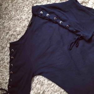  - Jättefin mörkblå tröja , använd fåtal gånger , frakt ingår 🌸