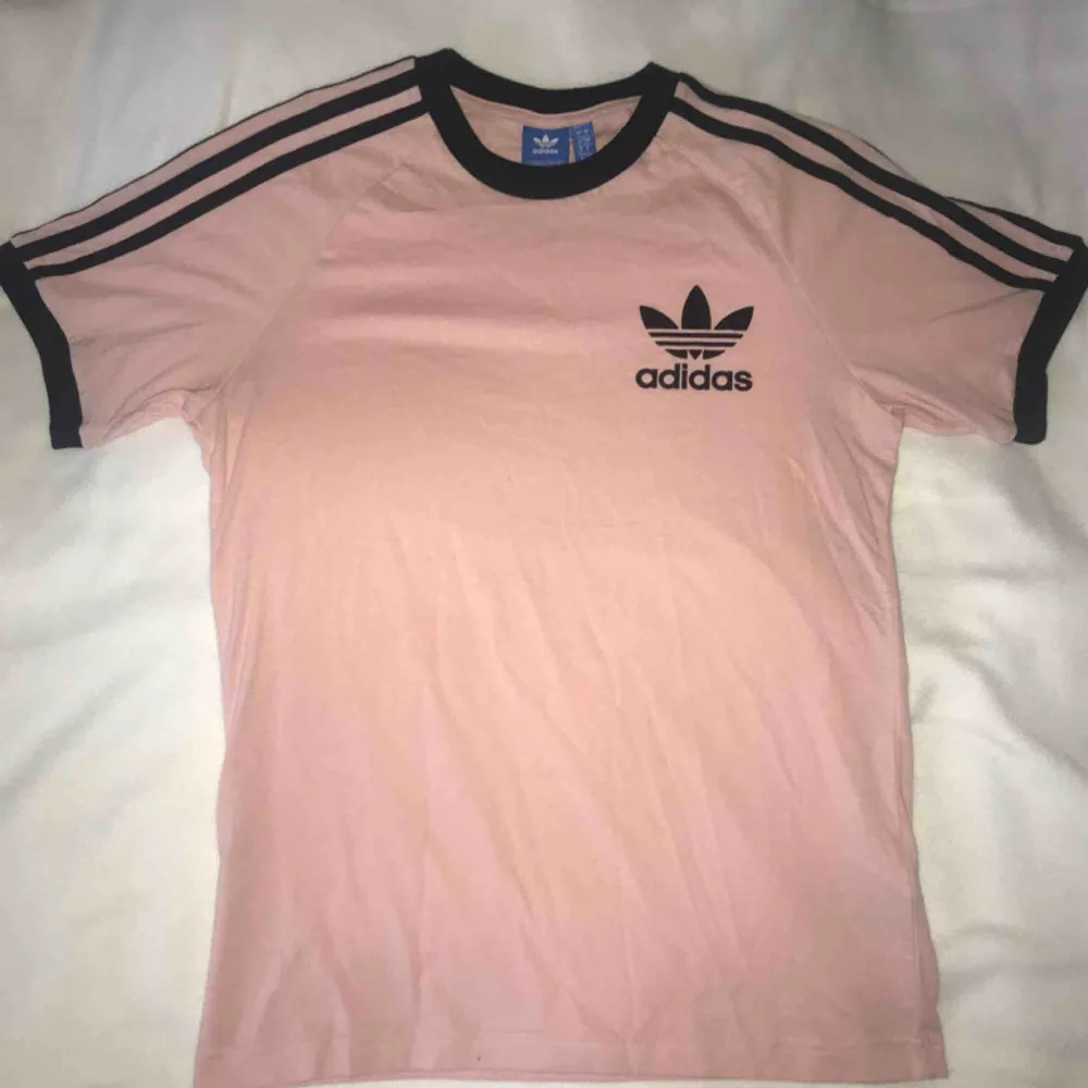 Cool rosa adidas t-shirt köpt från Junkyard i storlek S. Använd fåtal gånger. Ny pris: 349kr. Frakt tillkommer och betalningen sker via Swish.. T-shirts.