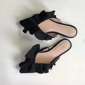  - Helt oanvända sandaler / tofflor från H&M 