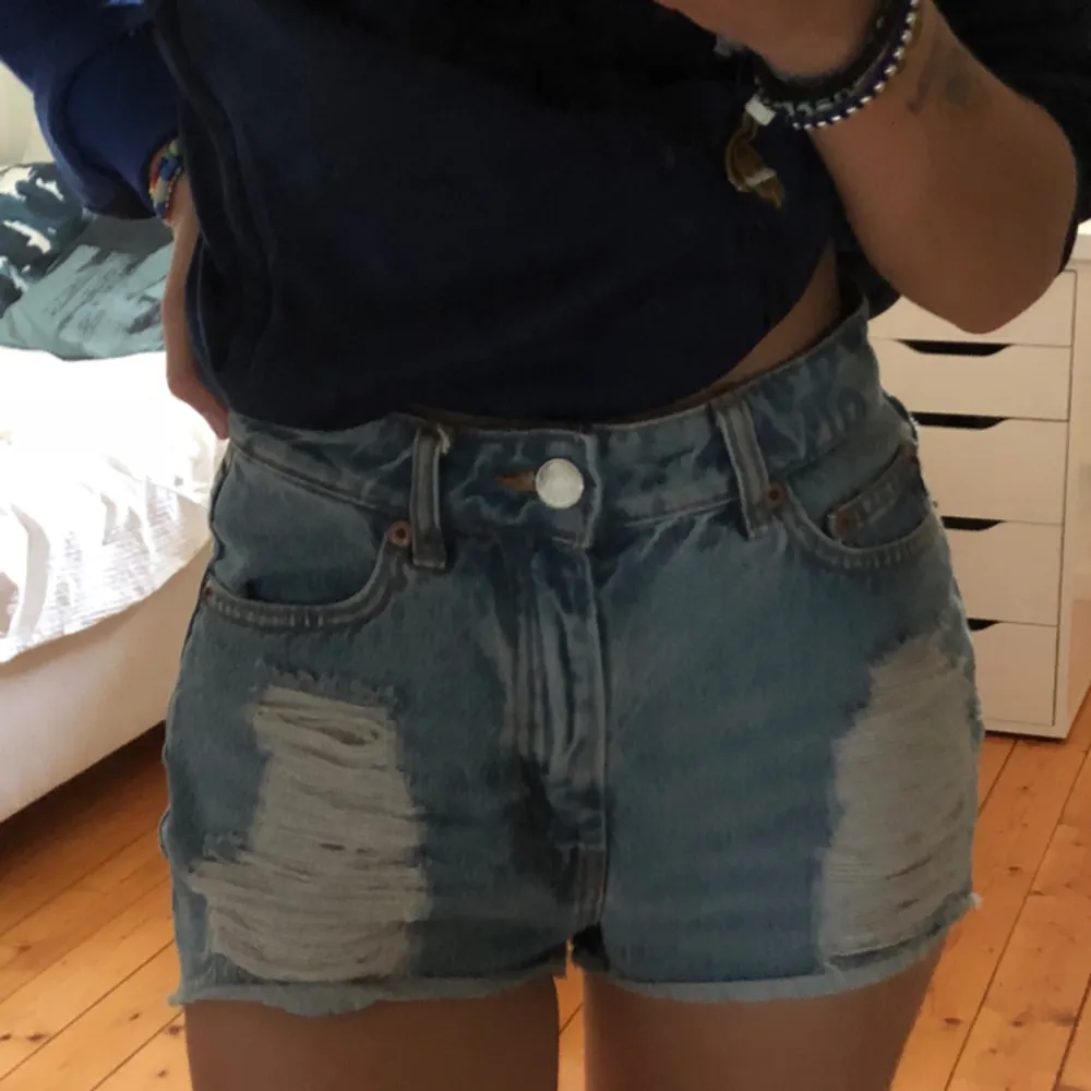 Säljer as snygga jeansshorts från monki. Jätte snygga men kommer tyvärr inte till användning längre, använd några gånger med fortfarande bra skick! . Shorts.