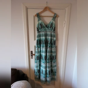  - Långklänning i svalt skönt material 