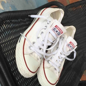  - Converse ( äkta )  i jättefin skick ( som ny ) använd några ggr under sommaren 2017 tills dess har den inte kommit till användning säljer pga har många märkes skor ( frakt ingår ) 🌸