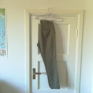  - Matt gröna chinos. Använda en gång. 