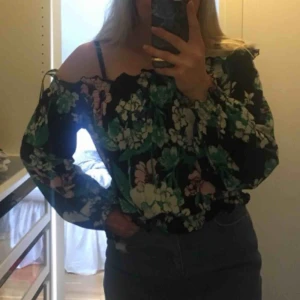  - En off-shoulder tröja/blus från Gina i ett jättefint mönster. Har resår längst axlarna, i midjan samt vid ärmarnas slut. Fraktar helst och samfraktar gärna!