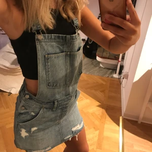  - Snygg hängselklänning som inte kommer till användning tyvärr. Passar S-M. Kan mötas upp i Stockholm.