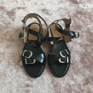  - Sandaler oanvända. Kostar ca 4500kr nypris 