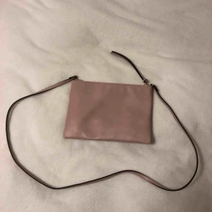  - Ljusrosa handväska använd endast 1 gång vid baltillfälle, något trög i dragkedjan i ena hörnet men inget märkbart, frakten är inräknad i priset 💗