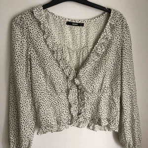  - superfin blus med knappar, knappt använd🐈