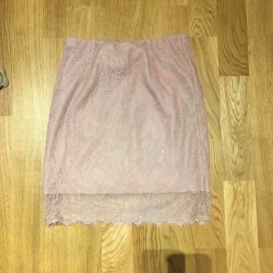  - Rosa spetskjol från Gina.  Kan mötas upp i kungsbacka eller posta, köparen står för frakten. 