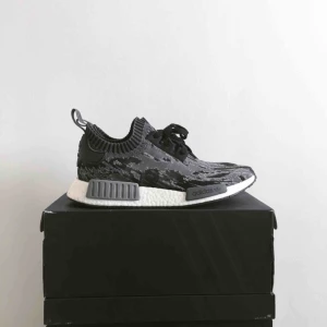  - Customised NMD_R1 PK SKOR, för att matcha sneaker n stuff's "Datamosh" pack. Använda ca 3 gånger, sedan bara stått på hyllan. Bra skick.  Kan skickas mot fraktkostnaden.
