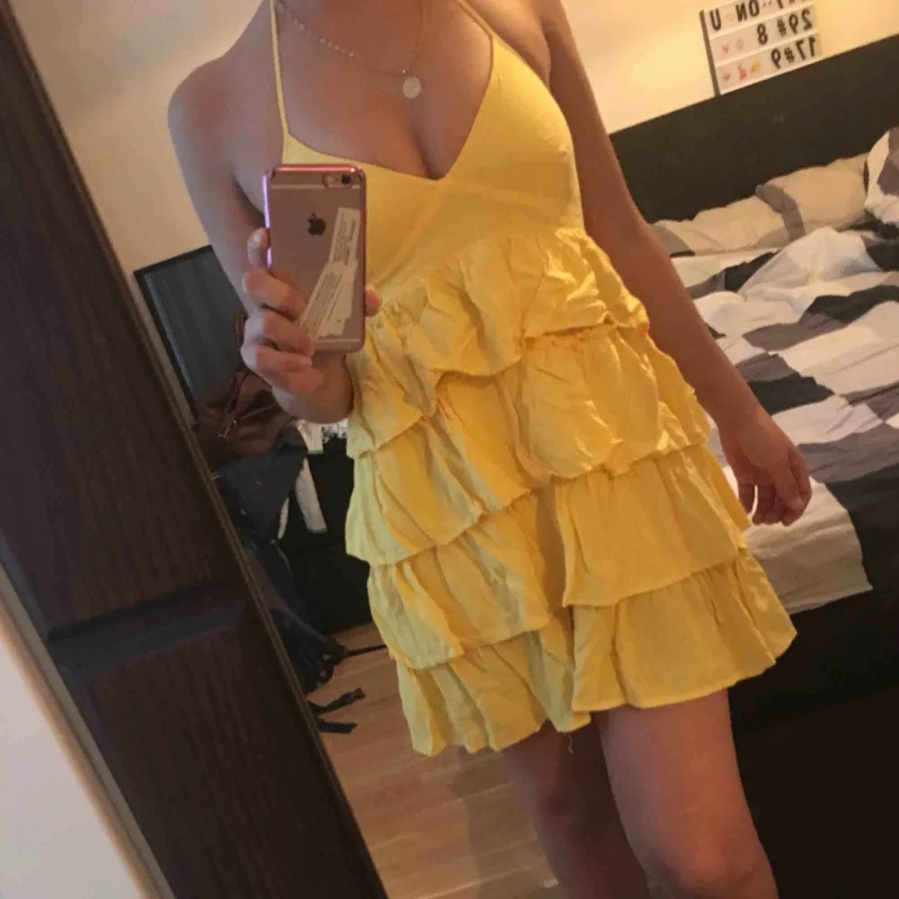 A beautiful yellow dress, was bought last summer and used two times. Size is 38, price is 100 without shipping 👗 . Klänningar.
