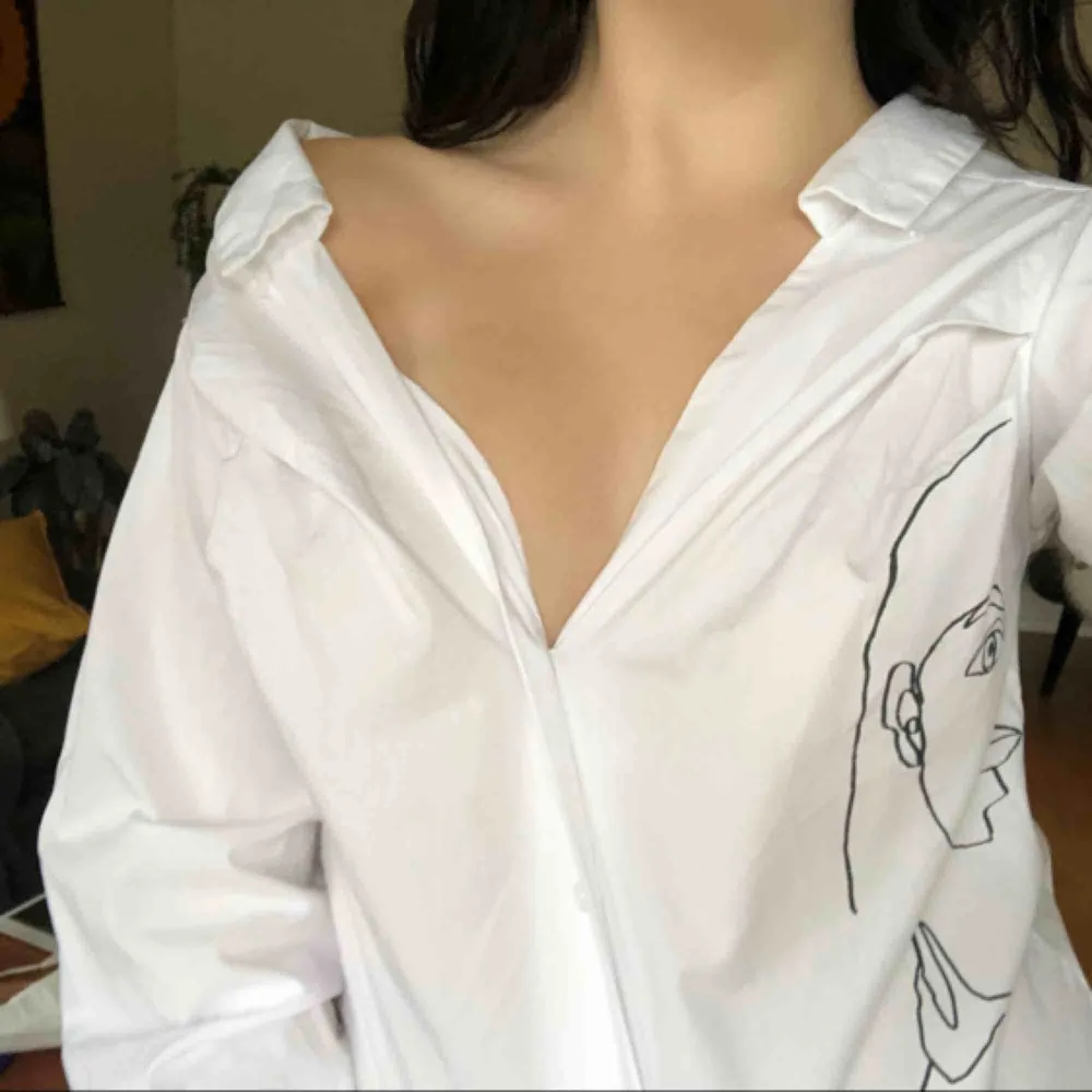 Sjukt cool och fin vit skjorta med detalj!!!!! Sitter jättefint på då den är lite off-shoulder!!!!  Köparen står för frakten, ca 58 kr😊 bara provad!!! . Toppar.