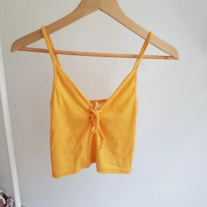  - Sött linne i en fin gul färg med knytning fram! Frakt tillkommer