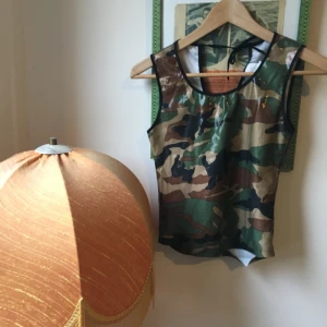  - Assnyggt 90s linne med militärmönster! Storlek S, eller XS. Frakt tillkommer om inte möte i Sthlm bestäms