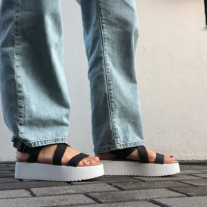  - Platå-sandal från mango! Knappt använda 