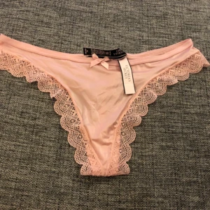  - Super snygga Nya oanvända Victoria secret trosor med prislapp på. Tyvärr fel storlek.