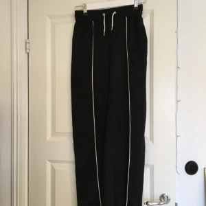  - Vida byxor från monki, justerbara i midjan, jag är 167 cm och de når mig till fötterna. Kan mötas upp i Malmö eller Lund annars tillkommer fraktpris