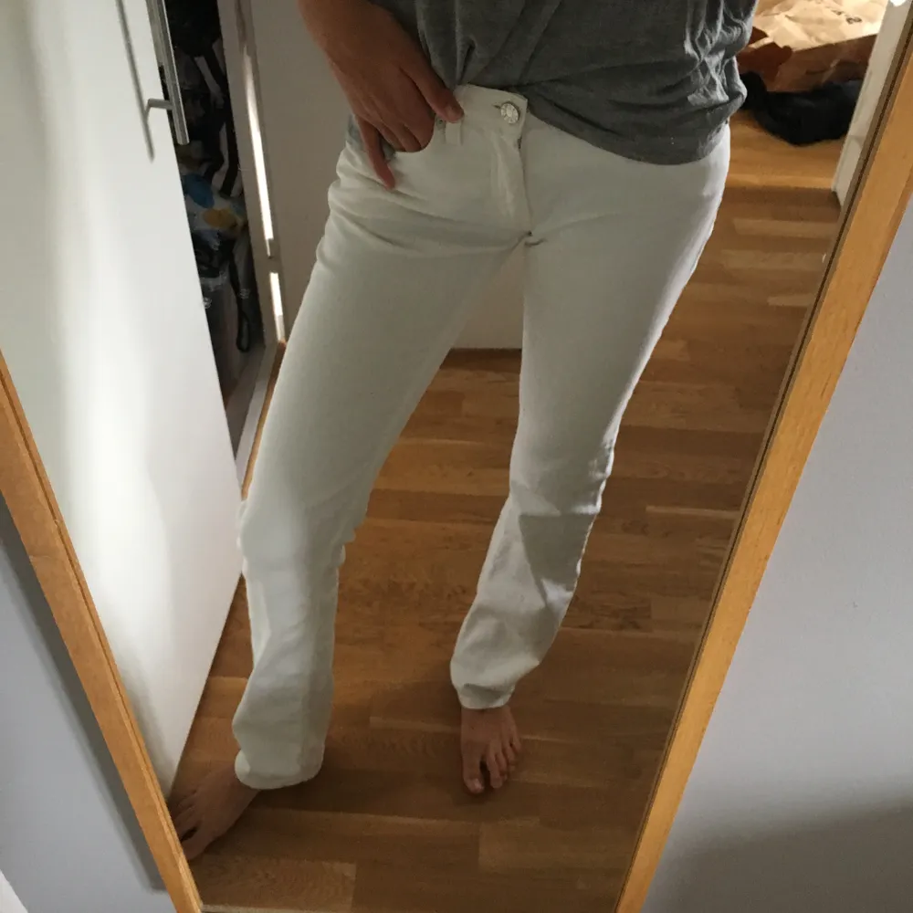 Superfina vita bootcut jeans från Acne. Storlek 28/34, skulle säga att det är en s/m. . Jeans & Byxor.