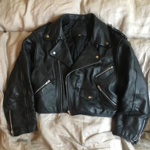  - Läderjacka med MC-känsla💥 Lite kortare i modellen, se sista bilden. Innerfickan har ett hål, men den behöver inte användas med tanke på alla andra fickor. Passa på å fynda ballaste jackan!! Möts upp i Uppsala, annars står köparen för frakt. 