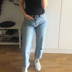  - Super snygga byxor från weekday, är 160 lång och på mig slutar dem som dem gör på modellen. 