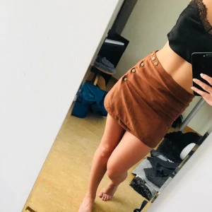  - ”Mocka” kjol från PacSun! Använd 1-2 gånger. Som ny 🖤 möts i Sthlm eller fraktar 