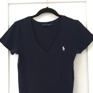  - En ralph lauren tröja, super fin!    Kan mötas upp inom sthlm och frakten står DU FÖR!