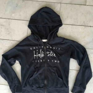  - Munktröja från hollister. Lite tunnare i material. Storlek S men själv en xs och funkar bra.   Frakt tillkommer 