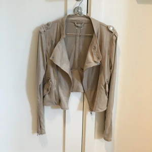  - Kort jacka i sammet. Kan mötas upp i kungsbacka eller posta, köparen står för frakten.