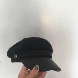  - Svart ”Skeppskeps” eller vad man kallar det haha i storlek S. Nyskick och super fin kvalité. 