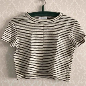  - Superfin croptop med struktur  • ZARA • Storlek: S, passar XS bättre • Polyester, bomull & elastan • Köpt 2hand, superfint skick! • FRAKT: 39kr blått kuvert 