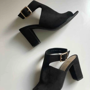  - 🖤 Svarta klackar med guldspänne 🖤 Knappt använda   🖤 Finns i Göteborg och kan mötas upp i stan om det skulle behövas  