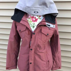  - Säljer en snowboard/skidjacka ifrån Oakley (lånade bilder) jackan är i jätte fint skick och nypris var 1400kr 